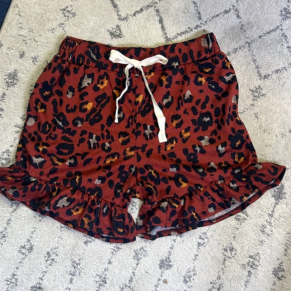 Leopard Patterned Shorts w/ Ruffle at the Bottom - Picture 3 of 6